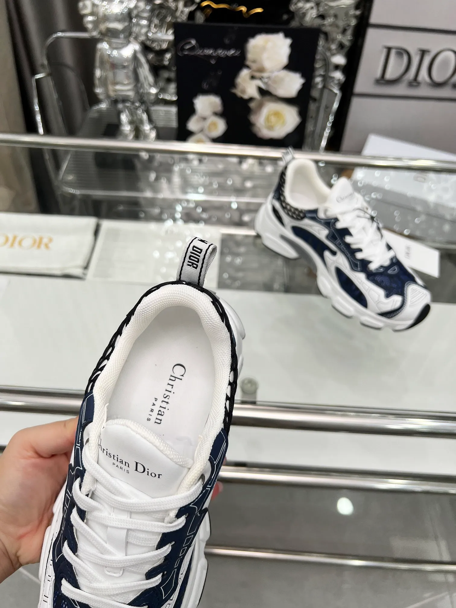 P560🐮🐮The official website of Dijia's new colors has been updated simultaneously [Celebration] This Dior Vibe sneaker incorporates Dior's high-end spirit and reinterprets classic running shoes. White mesh fabric features an Oblique print and is paired with laminated leather-effect panels in gold and silver tones for a contrasting look. It is further embellished with classic details such as 3D effect details, the lucky star symbol on the rear, and the logo on the tongue and rear pull tab. The lightweight sole is embellished with gray stars, complementing a variety of casual or elegant pieces for a modern look. Size: Women’s size 35-41 (35/42 can be customized) Men’s size 40-46 (39/46 can be customized)